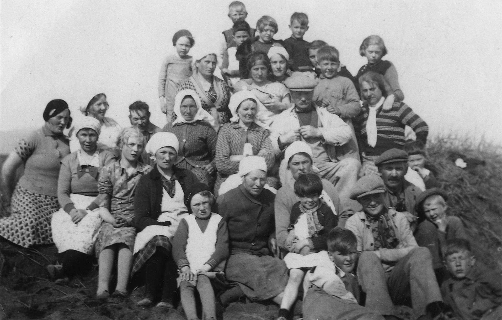 Hópmynd -melskurður í sandgræðslunni við Eyrarbakka árið 1935 - Ljósmynd Finnbogi Guðmundsson